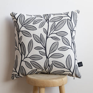 COJÍN LEAVES GRIS 45X45 MAISON DECOR